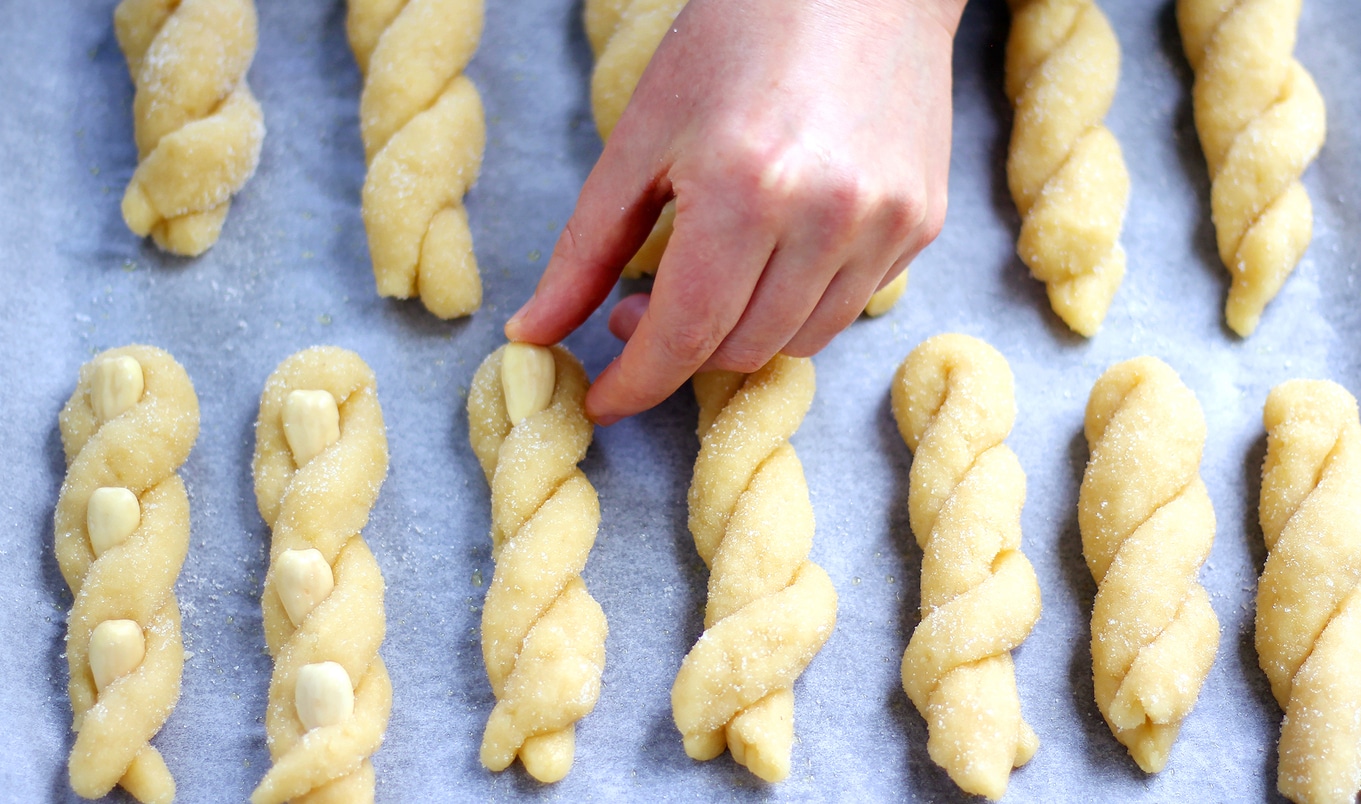 Sweet Buttery Vegan Italian Almond Twist Biscuits