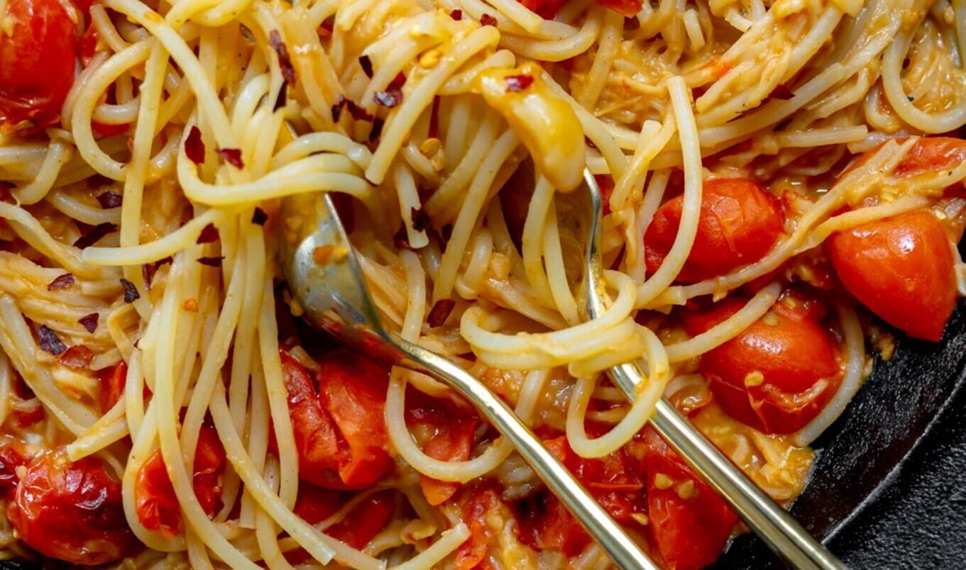 Creamy Tomato Hummus Pasta