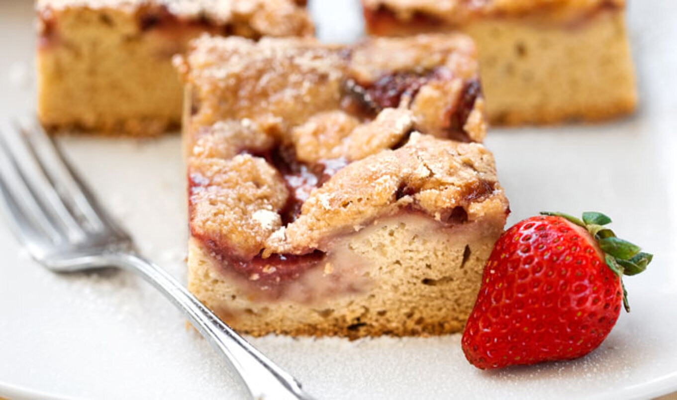 Springtime Strawberry Streusel Cake